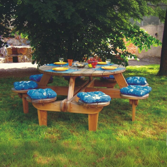 Stůl v zahradě připraven k servírování při grilování